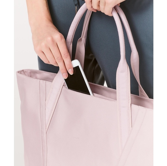 lululemon out of range tote